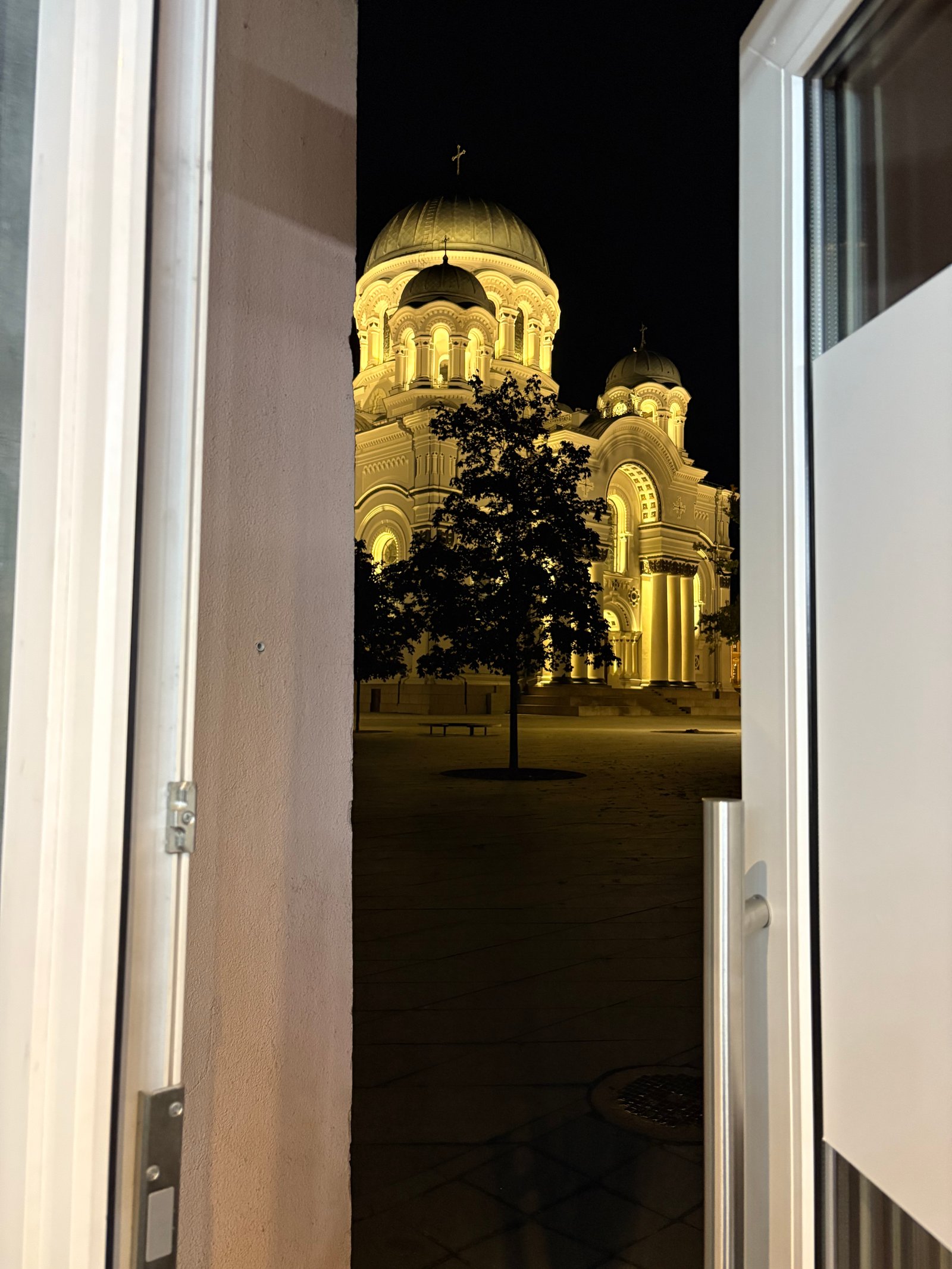 Vaizdas į Soborą iš Akvilė Glow Beauty Studio vakare